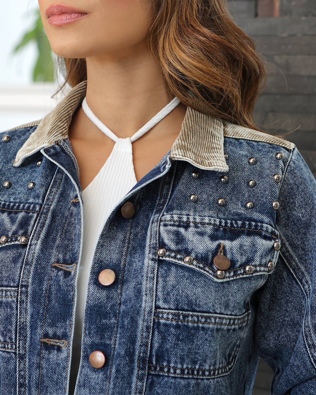 Chaqueta Corta En Denim Con Taches y Cuello En Pana