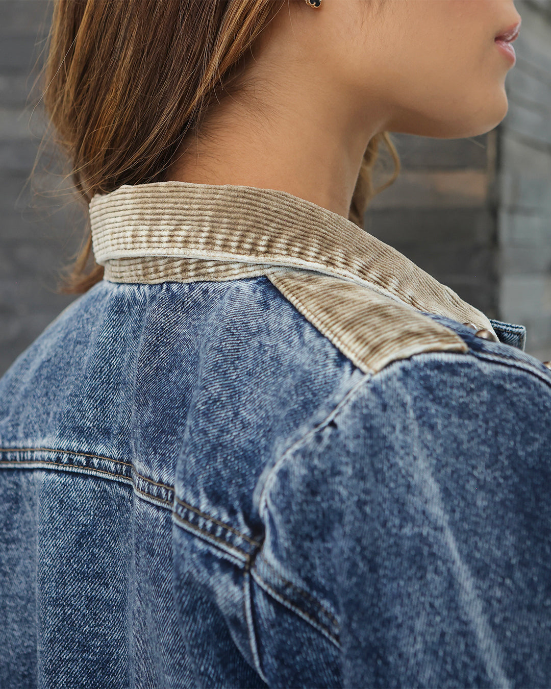 Chaqueta Corta En Denim Con Taches y Cuello En Pana
