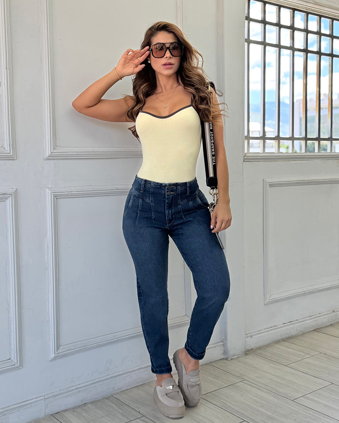 Jean Mom Fit Azul Oscuro con Pretina de Doble Botón